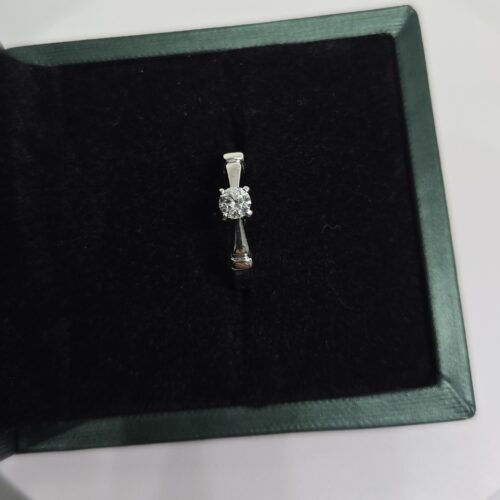 r0015-1.jpg R0015 - Елегантен годежен пръстен от платина-950 - 6,25 гр. с естествен диамант 0,24ct. F-VS1 Цена - 1860 €